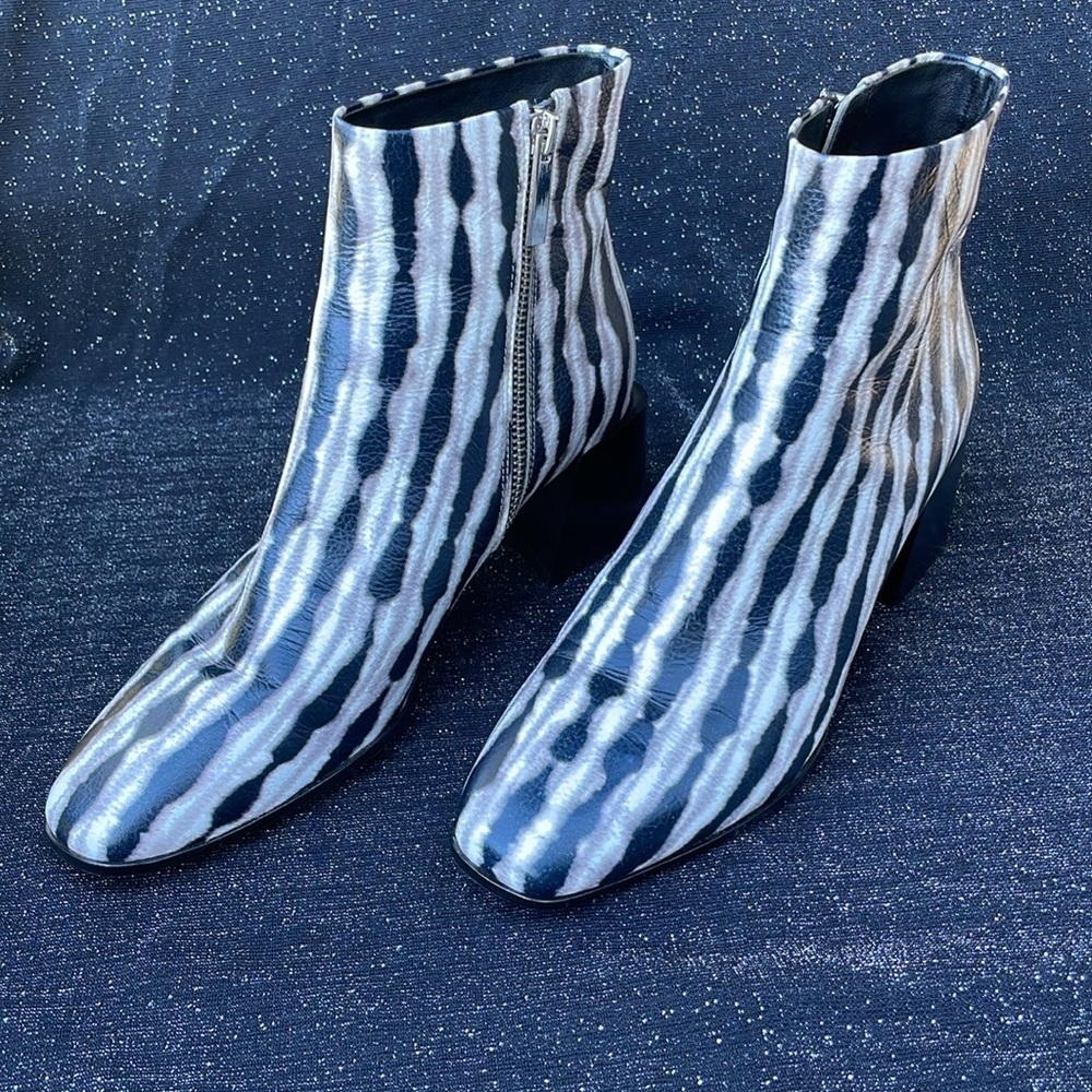 NWOT Sigerson Morrison Mandel Black White Gray Tie Dye Wavy Stripe Ankle Boot - Picture 9 of 16